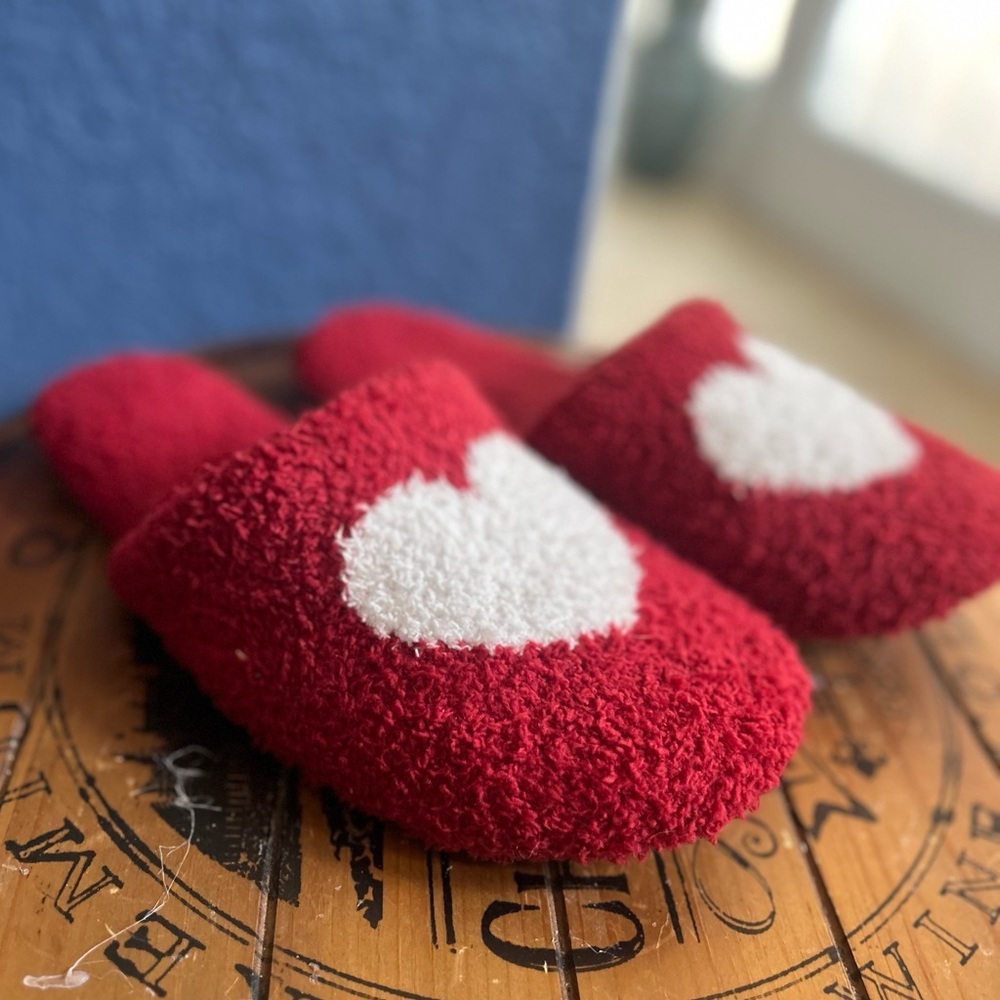 Pottery Barn Cozy Red Slippers with  White Hearts Size 7/8
